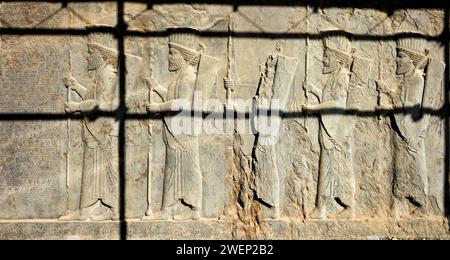 Bassorilievo che mostra soldati persiani a Persepoli, capitale cerimoniale dell'Impero achemenide (550–330 a.C.). Provincia di Fars, Iran. Foto Stock