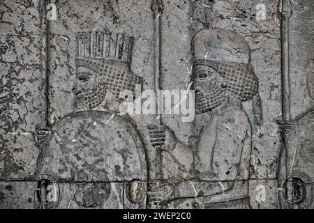 Rilievo di soldati persiani e mediani (la Mede indossa un cappello arrotondato) a Persepoli, capitale dell'Impero achemenide (550–330 a.C.), Iran. Foto Stock