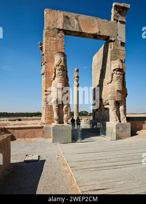 Vista esterna della porta di tutte le Nazioni a Persepoli, un'antica capitale dei re persiani della dinastia achemenica. Provincia di Fars, Iran. Foto Stock