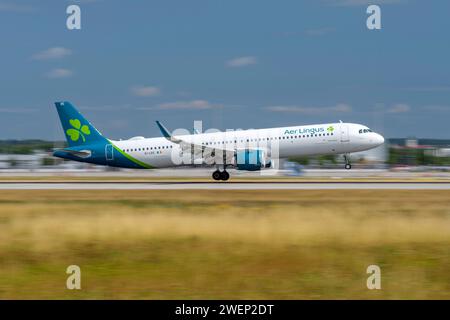 Aer Lingus Airbus A321-253NX con Aircraft Identifier EI-LRC atterra sulla Southern Runway 08R dell'aeroporto di Monaco MUC EDDM Foto Stock