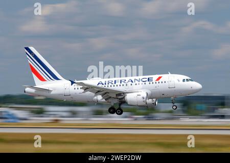 Air France Airbus A318-111 con F-GUGO Aircraft Identifier atterra sulla Southern Runway 08R dell'aeroporto di Monaco MUC EDDM Foto Stock