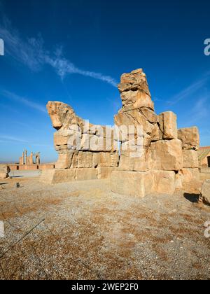 Enormi tori di pietra della porta incompiuta (detta anche porta dell'esercito) a Persepoli, capitale cerimoniale dell'Impero achemenide (550–330 a.C.), Iran. Foto Stock