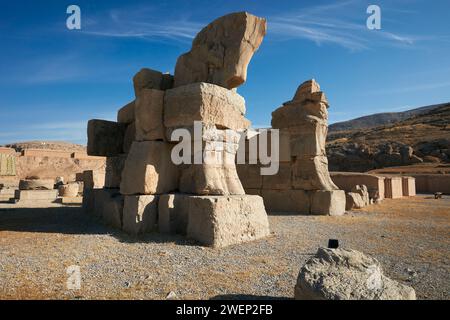 Enormi tori di pietra della porta incompiuta (detta anche porta dell'esercito) a Persepoli, capitale cerimoniale dell'Impero achemenide (550–330 a.C.), Iran. Foto Stock