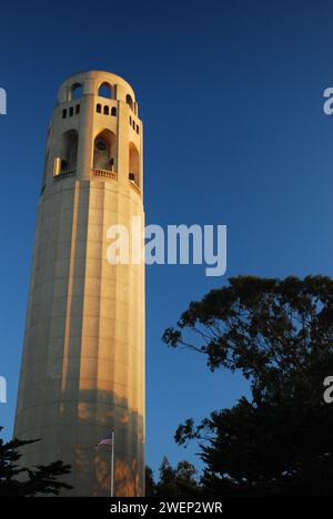 La Coit Tower di San Francisco cattura l'ultima luce della giornata Foto Stock