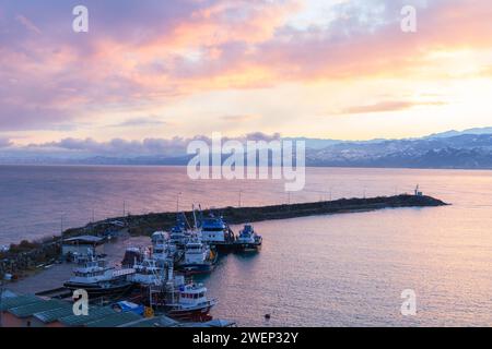 Vista sulla costa con barche ormeggiate nel piccolo porto di pescatori. Costa del Mar Nero di mattina. Arakli, Trabzon, Turchia Foto Stock
