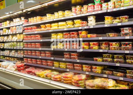 Espositori per supermercati di alimentari con frutta e verdura a fette e tagliate a dadini confezionate Foto Stock