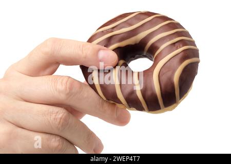 Mano umana che regge cioccolato a righe e ciambella al caramello, isolata su sfondo bianco Foto Stock