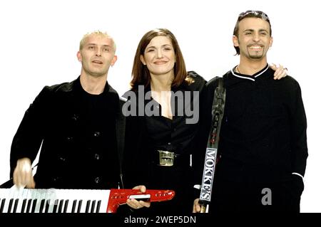 Milano Italia 1997-09-21: Dirotta su Cuba Group,Simona Bencini,Stefano De Donato e Rossano gentili durante il servizio fotografico dello show televisivo “Super 1997” Foto Stock