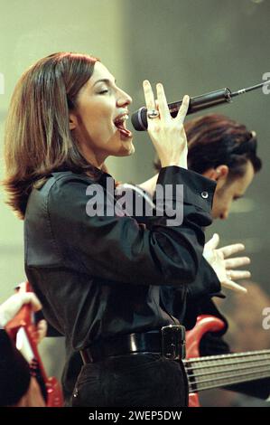 Milano Italia 1997-09-21: Simona Bencini , cantante del gruppo Dirotta su Cuba, durante la trasmissione televisiva “Super 1997” Foto Stock