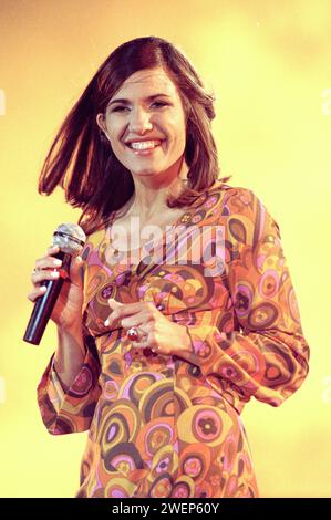 Verona Italia 2000-09-09: Simona Bencini , cantante del gruppo Dirotta su Cuba, durante il concerto dal vivo al "Festivalbar 2000" Foto Stock