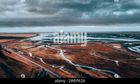 Vista aerea della vasta terra e dell'acqua Foto Stock