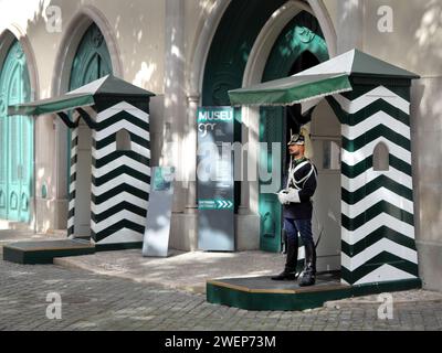 Sentry in uniforme cerimoniale all'ingresso del Museo Nazionale della Guardia Repubblicana a Lisbona, Portogallo Foto Stock