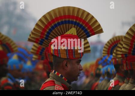 Srinagar Kashmir, India. 26 gennaio 2024. I soldati indiani marciano durante la parata del giorno della Repubblica a Srinagar. Il 26 gennaio 2024, Srinagar Kashmir, India. (Immagine di credito: © Firdous Nazir/eyepix via ZUMA Press Wire) SOLO USO EDITORIALE! Non per USO commerciale! Foto Stock