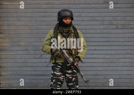 Srinagar, India. 26 gennaio 2024. 26 gennaio 2024, Srinagar Kashmir, India: Un soldato paramilitare indiano è in guardia nel giorno della Repubblica a Srinagar. Il 26 gennaio 2024, Srinagar Kashmir, India. (Foto di Firdous Nazir/Eyepix Group) credito: SIPA USA/Alamy Live News Foto Stock