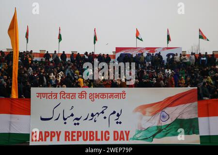 Srinagar Kashmir, India. 26 gennaio 2024. La gente guarda la parata della Festa della Repubblica, a Srinagar. Il 26 gennaio 2024, Srinagar Kashmir, India. (Immagine di credito: © Firdous Nazir/eyepix via ZUMA Press Wire) SOLO USO EDITORIALE! Non per USO commerciale! Foto Stock