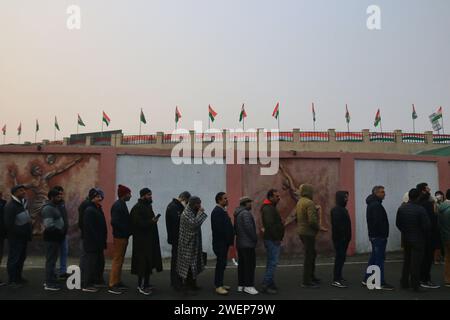 Srinagar, India. 26 gennaio 2024. 26 gennaio 2024, Srinagar Kashmir, India: La gente aspetta di essere frisked mentre arriva per assistere alla parata del giorno della Repubblica, a Srinagar. Il 26 gennaio 2024, Srinagar Kashmir, India. (Foto di Firdous Nazir/Eyepix Group) credito: SIPA USA/Alamy Live News Foto Stock