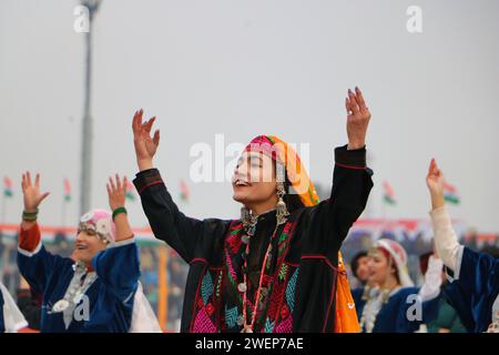 Srinagar Kashmir, India. 26 gennaio 2024. Gli artisti si esibiscono durante la parata del giorno della Repubblica, a Srinagar. Il 26 gennaio 2024, Srinagar Kashmir, India. (Immagine di credito: © Firdous Nazir/eyepix via ZUMA Press Wire) SOLO USO EDITORIALE! Non per USO commerciale! Foto Stock