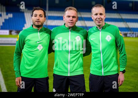 Doetinchem, Paesi Bassi. 22 gennaio 2024. DOETINCHEM, PAESI BASSI - 22 GENNAIO: L'assistente arbitro Murat Kucukerbir, l'arbitro Alex Bos e l'assistente arbitro Stefan de Groot posa durante il Keuken Kampioen Divisie match tra De Graafschap e Jong PSV allo Stadion De Vijverberg il 22 gennaio 2024 a Doetinchem, Paesi Bassi. (Foto di Rene Nijhuis/Orange Pictures) credito: dpa/Alamy Live News Foto Stock