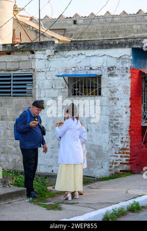 medico e gente che acquista cibo dal chiosco piccola impresa, santa clara city, cuba, 2024 Foto Stock