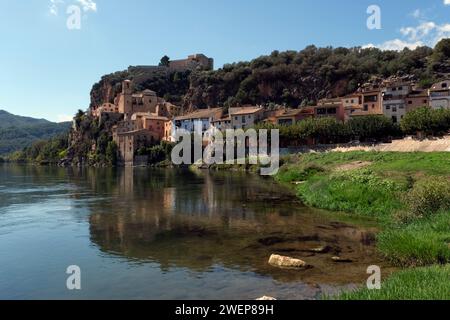 Il grazioso villaggio storico di Miravet sulle rive del fiume Ebro, Tarragona, Catalogna, Spagna, Europa Foto Stock