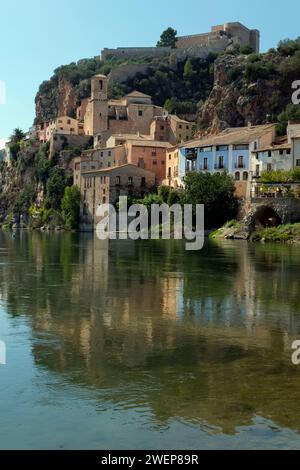 Il grazioso villaggio storico di Miravet sulle rive del fiume Ebro, Tarragona, Catalogna, Spagna, Europa Foto Stock