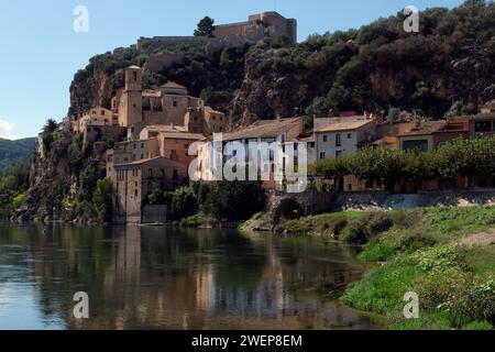 Il grazioso villaggio storico di Miravet sulle rive del fiume Ebro, Tarragona, Catalogna, Spagna, Europa Foto Stock