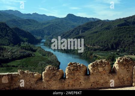 Vista dai bastioni del castello di Miravet nel grazioso villaggio storico di Miravet sulle rive del fiume Ebro, Tarragona, Catalogna, Spagna, Europa Foto Stock