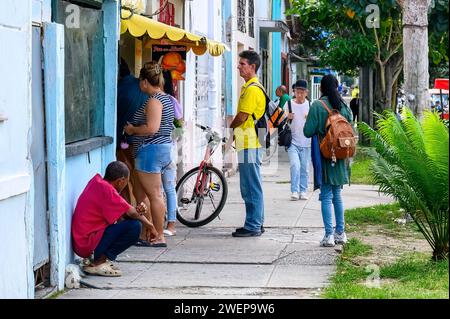 gente che compra cibo dalla caffetteria della casa, santa clara, cuba, 2024 Foto Stock