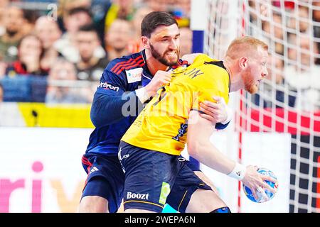 Frances Ludovic Fabregas detiene lo svedese Jim Gottfridsson durante la semifinale tra Svezia e Francia al Campionato europeo di pallamano maschile EHF 2024 nella Lanxness Arena di Colonia, Germania, venerdì 26 gennaio 2024 Credit: Ritzau/Alamy Live News Foto Stock