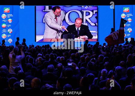 Roma, Italia. 26 gennaio 2024. Foto Roberto Monaldo/LaPresse26-01-2024 Roma politica evento &#x201c;30 anni di forza Italia, le radici del futuro&#x201d; nella foto Silvio Berlusconi in video durante la firma del contratto con gli italiani firmato a porta a porta con Bruno Vespa 26-01-2024 Roma politica evento per celebrare il 30° anniversario della festa di forza Italia Credit: la Presse/Alamy Live News Foto Stock