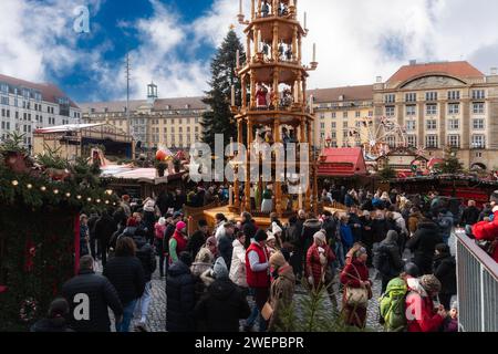 Dresda, Germania, 24 dicembre. I residenti e i visitatori passeggiano tra i padiglioni, bevono VIN brulé e acquistano regali alla famosa fiera di Natale di Dresda On Foto Stock