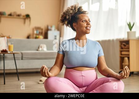 Felice mamma in attesa che medita a casa Foto Stock