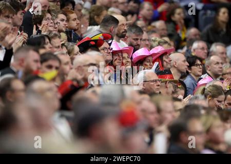 Zagabria, Croazia. 26 gennaio 2024. I tifosi tifosi applaudono agli stand durante la prima semifinale maschile EHF Euro 2024 tra Francia e Svezia alla Lanxess Arena il 26 gennaio 2024 a Colonia, in Germania. Foto: Sanjin Strukic/PIXSELL credito: Pixsell/Alamy Live News Foto Stock