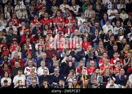 Zagabria, Croazia. 26 gennaio 2024. I tifosi tifosi applaudono agli stand durante la prima semifinale maschile EHF Euro 2024 tra Francia e Svezia alla Lanxess Arena il 26 gennaio 2024 a Colonia, in Germania. Foto: Sanjin Strukic/PIXSELL credito: Pixsell/Alamy Live News Foto Stock