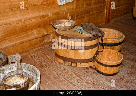 natura morta, secchi di legno vecchi, metà del fusto, alimenti secchi, disposizione, pareti e pavimenti in legno, rustico, semplicistico, Colonial Williamsburg; Virginia; William Foto Stock