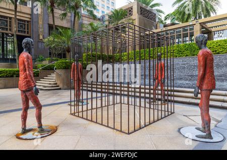 Clandestini sculpure dello scultore italiano Roberto Barni all'entrata di Parkview Square, 600 North Bridge Road, Singapore Foto Stock