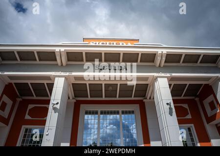 Immagine di un cartello della stazione ferroviaria di Sigulda. Sigulda è una città nella regione di Vidzeme in Lettonia, a 53 chilometri dalla capitale riga. Foto Stock