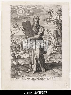 Mosè con le tabelle della legge, 1550 - 1625 stampa Mosè contiene due tavole di pietra su cui sono scritti i dieci Comandamenti; le tabelle della legge. Nelle scene di fondo dell'esodo dall'Egitto. Sotto l'immagine c'è un testo a due righe in latino, numerato nel margine speculare: 5. La stampa fa parte di una serie di stampe sulla lettera agli ebrei capitolo 11. Incisione su carta aggiunta leggendaria/storica alla storia di Mosè. Le nuove tabelle della legge (Esodo 34). Esodo (parte II): Viaggio di Israele verso il Monte Sinai Foto Stock