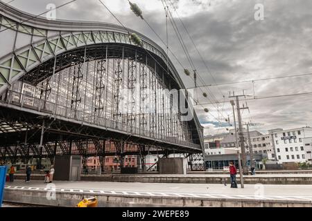 Immagine dei binari Koln S Bahn che entrano nella stazione ferroviaria di Koln Hbf a Colonia, Germania. Köln Hauptbahnhof o stazione centrale di Colonia è una rai Foto Stock