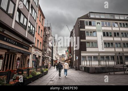 Immagine di una strada pedonale di Dusseldorf, Germania, con edifici fast food nel centro della città. Düsseldorf è una città della Germania occidentale per la quale è nota Foto Stock