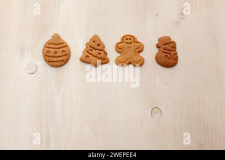 biscotti a forma di natale isolati su fondo di legno bianco Foto Stock