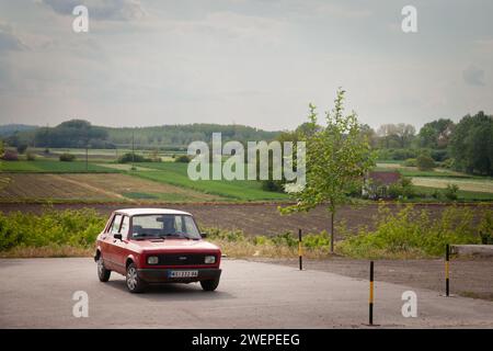 Foto di un'auto Skala, di colore rosso, con il marchio Zastava 55 e Yugo 55, parcheggiata in un parcheggio di Ruma Serbia. Skala è un nome generico per una famiglia di CA Foto Stock