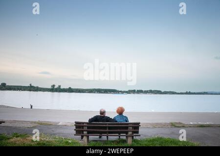 Foto di una coppia anziana, uomo e donna, vecchio matrimonio, che guarda insieme il fiume danubio a zemun, Belgrado, Serbia. Foto Stock