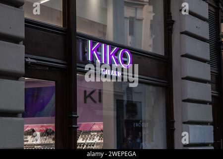 Immagine di un cartello con il logo di Kiko Milano sul loro negozio principale per Belgrado, Serbia. Foto Stock