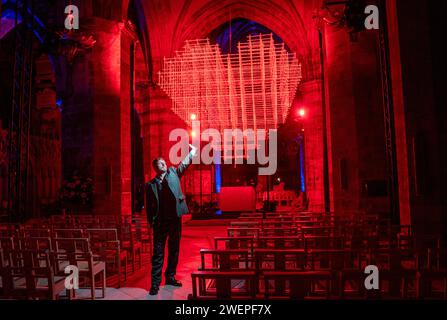 L'artista Michael Pendry insieme alla sua scultura tridimensionale Heart presso la Cattedrale di St Giles a Edimburgo, come parte del Burns and Beyond Festival e 900 ° anniversario della fondazione della Cattedrale. Data immagine: Venerdì 26 gennaio 2024. Foto Stock