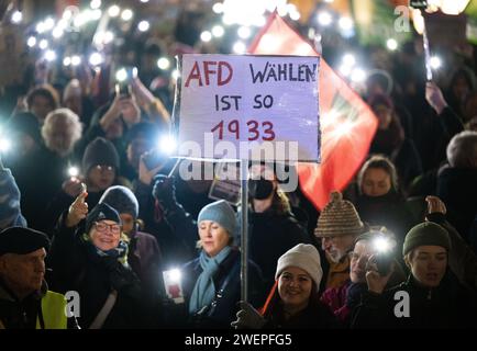 26 gennaio 2024, Assia, Francoforte sul meno: Diverse migliaia di persone manifestano a Francoforte contro l'estremismo di destra e l'AfD. Uno dei cartelli recita: "Votare per l'AFD è come 1933”. Foto: Boris Roessler/dpa Credit: dpa Picture Alliance/Alamy Live News Foto Stock