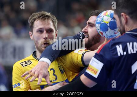 Zagabria, Croazia. 26 gennaio 2024. Ludovic Fabregas di Francia e Albin Lagergren di Svezia in azione durante la prima semifinale maschile EHF Euro 2024 tra Francia e Svezia alla Lanxess Arena il 26 gennaio 2024 a Colonia, in Germania. Foto: Sanjin Strukic/PIXSELL credito: Pixsell/Alamy Live News Foto Stock