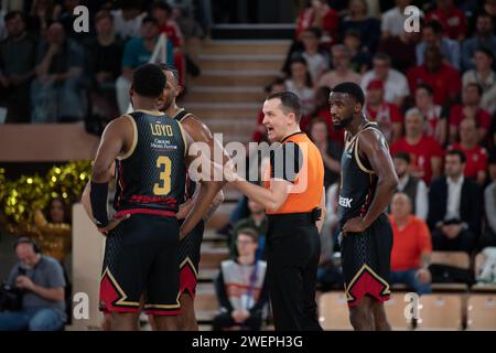 Monaco, Monaco. 19 gennaio 2024. I giocatori di Monaco n. 3 Jordan Lloyd, n. 4 Jaron Blossomgame e n. 11 Alpha Diallo reagiscono con l'arbitro durante la partita Turkish Airlines Euroleague tra AS Monaco e Real Madrid nella sala Gaston-Medecin. Punteggio finale: AS Monaco 90 - 74 Real Madrid. (Foto di Laurent Coust/SOPA Images/Sipa USA) credito: SIPA USA/Alamy Live News Foto Stock