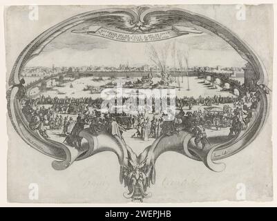 Fan, 1619 stampa Jousting Between Ververs and Wevers in Florence (25 luglio 1619). Vista del fiume Arno a Firenze, dove si svolge una giostra tra Ververs e Wevers. Dalle banche e dai due ponti, molte parti interessate guardano i festeggiamenti. In primo piano, alcune carrozze e il nome hanno spogliato le persone. Nella parte superiore dello spettacolo un banderole con testo italiano. La scena viene catturata in un cartiglio sotto forma di fan, da qui il soprannome di questa stampa. incisione della carta Foto Stock