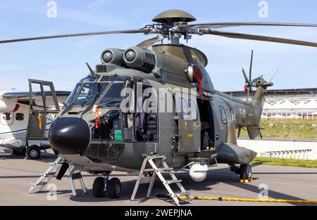 Elicottero da trasporto Swiss Air Force Eurocopter AS332 Super Puma all'International Aerospace Exhibition ILA. Berlino, Germania - 21 maggio 2014 Foto Stock